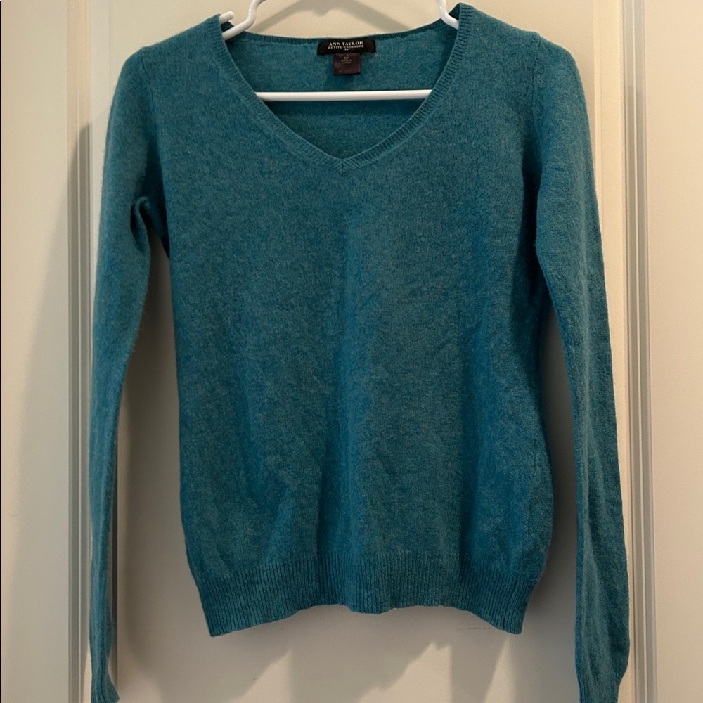 Ann Taylor woman’s petite 100% Cashmere V-Neck Teal Sweater long sleeves size SP